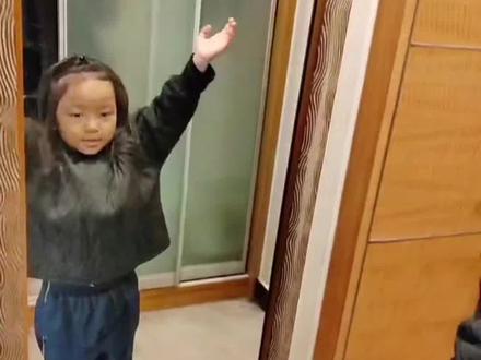 登上央视春晚的6岁瑶族女孩杨佳羽,为了舞台呈现最好效果时刻不忘练习,网友:太爱这个活泼又努力的小女孩#麻江河坝瑶族杨佳羽 #周深春晚演唱《吉量》 #被春晚56个民族孩子的故事感动了 #央视春晚节目吉量背后的故事#春晚上表演的贵州村T小孩找到了