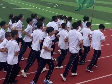 涪陵十四中全校学生每天6公里跑操。
这个活动搞得好,值得推广~