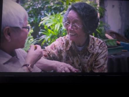 🎬《给阿嬤的情书》看得我眼泪一直流😂
很好奇千万制作成本,没有打牌明星,票房直冲十亿,看完真的有感而发
木生对阿嬷倾尽一生深情,一直寄信,寄物,这份心意被南枝尽数看在眼里,木生和南枝只是朋友之情,木生离世后,南枝心怀感念与善意,她整整坚守二十年,坚持寄信送物默默守护,这份跨越距离的真挚友情真的让我流泪😂
这部电影让我回想我们的过去,天真单纯的爱情,却没有遇到像木生这样的深情男人,阿嬷的一生守候!
看到南枝和她爸爸那种父女之情,想起爸爸以前对我的爱护和照顾,眼泪一直流😂
我们当下世间情谊常裹挟功利,这般纯粹赤诚的感情愈发稀缺,也正因这份动人本心,影片才能直抵人心,回归本真,收获众人共鸣与喜爱。#给阿嬷的情书 #共鸣情感 #感悟人生感悟生活 #女性力量 #女性情感