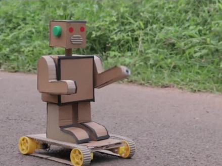 如何用纸板制作行走机器人#动手能力培养 #小学手工制作大全 #用废品制作创意手工 #我爱发明我爱制作 #学生科技手工作业