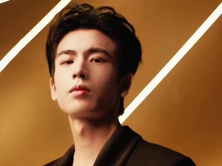 “脸在江山就在”!张凌赫凭一张建模脸,硬控顶奢时尚圈! #张凌赫 #抖音精选 #hallo时尚季 #抖音时尚开放麦 #穿搭