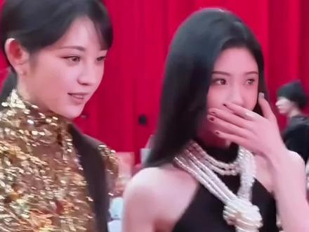 温柔的小田!害羞的小鞠!两位女孩在一起太美好了!#鞠婧祎 #田曦薇 #星光大赏