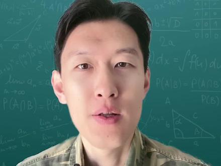 C罗禁赛缓期执行,这是一盘怎样的棋?保送?双标?特权? #c罗#国际足联为c罗禁赛缓期
11月26日,国际足联的一纸罚单让足坛的争议声浪达到顶峰:C罗因世预赛肘击对手被处以3场禁赛,但其中2场缓期一年执行,已执行的1场停赛恰好避开了明年夏天的世界杯。《The Athletic》的评论一语道破关键:“没有C罗的世界杯是绝对不行的”,就像为让梅西亮相世俱杯而“牵强”确保参赛资格一样,国际足联用规则的弹性,为足坛顶流的世界杯之路扫清了障碍。
这张充满争议的罚单,始于11月13日对阵的世预赛。40岁的C罗在无球状态下肘击爱尔兰后卫奥谢,VAR介入后,主裁判将黄牌改为红牌,这也是他226场国家队生涯的首张红牌。按照《国际足联纪律准则》第14条,肘击这类暴力行为起步禁赛3场,外界一度断定他将错过世界杯小组赛关键战。但最终处罚结果却呈现“规则框架内的特殊化”——1场实罚+2场缓刑,既维护了规则的底线,又保住了C罗的世界杯资格。
的评论点破了这种特殊化的核心逻辑:明星影响力的商业价值。作为全球社交媒体粉丝量超10亿的运动员,C罗的名字本身就是流量的保证。世界杯作为国际足联最核心的商业IP,需要梅西与C罗这样的顶流撑起关注度。今年夏天世俱杯,国际足联为让梅西参赛,通过特殊规则让迈阿密国际获得资格的操作,已印证了“明星优先”的逻辑。对C罗的缓刑处罚,不过是这套逻辑的延续——据统计,有C罗参赛的世界杯比赛,全球平均收视率比无他的比赛高出23%,这样的商业价值,让国际足联无法承受他缺席的损失。
处罚的争议性,恰恰体现在“规则弹性”的尺度把握上。国际足联援引纪律准则第27条给出缓刑理由,强调C罗“226场国家队近乎完美的纪律记录”和“受挑衅后的应激反应”。但对比过往案例,这种宽容显得格外突出:2018年球员梅德尔类似肘击被直接禁赛4场,2022年尼日利亚球员埃孔的无球肘击也被实罚3场。爱尔兰球迷在论坛直言:“若换成普通球员,3场实罚不会有任何商量”,这种双重标准的质疑,让国际足联的“规则公平性”备受拷问。
对C罗而言,这份罚单既是救赎也是警示。40岁的他正迎来职业生涯最后一届世界杯,葡萄牙队的战术体系仍围绕他构建。尽管缺席世预赛末轮后,葡萄牙9-1狂胜亚美尼亚引发“缺谁谁尴尬”的调侃,但马丁内斯教练明确表示,保留核心战力让球队无需推倒重建战术。缓刑期的一年“观察期”则像悬在头顶的利剑,未来一年内若再犯类似错误,禁赛将立即生效。