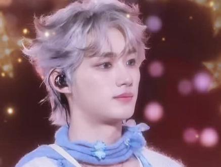 谁家小猫跑出来了,原来是我家的啊@时代少年团-丁程鑫 #丁程鑫 #饭撒 #TF新年音乐会 #百变造型 #舞台现场