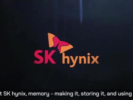 AI热潮下,韩国存储芯片巨头 SK 海力士正迎来“超级周期”。2025年公司营收约700亿美元,营业利润超过340亿美元,创下历史新高。随着HBM高带宽存储器需求暴涨,SK海力士已成为全球AI产业链最核心的公司之一。
而最夸张的,是员工福利。韩国媒体报道称,平均员工奖金高达600万人民币,公司还发放高额绩效分红、股票激励以及额外现金奖励。AI芯片需求爆炸后,SK海力士甚至被称进入“AI印钞时代”。
如今,从ChatGPT到自动驾驶,再到AI服务器,背后都离不开高性能存储芯片。全球AI竞争,本质上正在变成芯片、算力与数据中心的竞争。#AI #芯片 #SK海力士 #科技 #福利