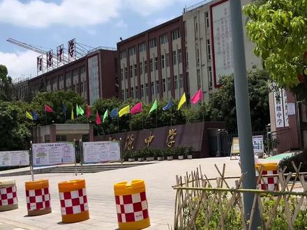 保山智源高级中学 保山教育黑马-保山智源高级中学,近两年智源中学高考大放异彩。2024年,603人参加高考,一本人数378人,一本率百分之六十二点六九,同比2023年一本人数增加上百人。2025年持续高歌猛进,658人参加高考,特控线人数469人,600分以上60人。#保山智源高级中学 #保山 #2026年高考 #家长必读 #保山拾光伴学兰城店 @芒市拾光书房—初高中智学平台 @拾光书房仙池路店