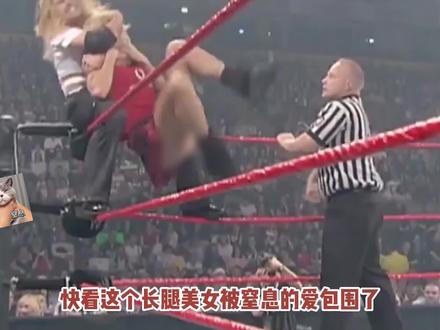 两大美女擂台激烈对战,最后竟还不忘给兄弟 #运动 #wwe #美女 #摔角 #娱乐