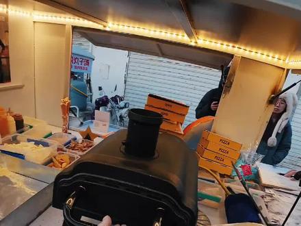 从未想过有一天自己会成为某个细分领域的“引路人”,去年我相信街头披萨能成,今年我相信只有足够的热爱和专注才能更成。那就让我们所有的赶路人一起携手向前,让更多的人了解地道拿波里,爱上玛格丽特。@学长的披萨摊(唐山玉田) @比萨学长搭档王老师 @Bro's kitchen @火火的披萨摊(秦皇岛) @大师姐的披萨摊 @阿晗爱画饼(窑炉披萨) @意式手工窑炉披萨(无极) @TOP ONE 意式窑炉披萨定州 @小高的披萨摊 @七道门 灿熔叔叔的披萨 @Pepsi @Seven的披萨 @🌈First窑炉披萨 @辉哥窑炉披萨 @意式手作窑炉披萨(沙河) @淮北DE+意式窑炉披萨 @炉影拾味&街头窑炉披萨 @NAPOLi PIZZA @意式窑炉披萨 @🍕野塔塔窑炉披萨 @画饼给你吃🍕(去野摆摊版) #披萨 #摆摊 #比萨学长