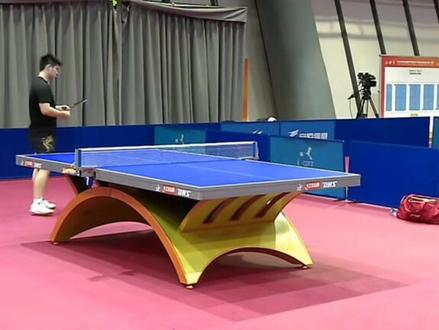 放狠话后续!跟蜜蜂狗(徐瑛彬)认真打两局的过程 剪的是一些有讲话的回合 日常训练真的蛮有意思的!点击看东哥碎碎念~(ps:原视频纯人工识别字幕 有空耳的地方大家理解一下hh)#成都世乒赛 #樊振东 #日常训练 #国乒 #徐瑛彬