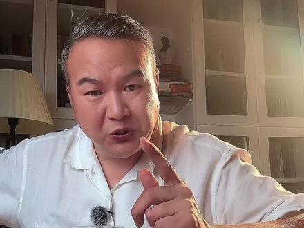 江苏之最散-盐城:散装的皮囊,江海的魂 同一个县两个镇说话互相听不懂,南北口音差距大到要讲普通话。大丰、东台人自报家门只报县名,不报盐城。为什么?因为盐城是拼凑出来的——北部曾属淮安,南部和泰州南通亲。但散装的盐城,藏着四大王炸:面积江苏第一、新能源全国领先、汽车产业链完整、上海大都市圈苏北唯一成员。📌建议收藏,下次有人说盐城“散”,你就把这篇文章甩给他。#盐城 #江苏旅行 #历史冷知识 #历史文化 #江苏