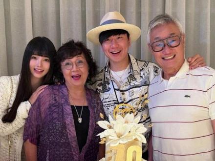 林俊杰正式官宣恋情,晒和女友一起陪妈妈庆生的温馨合照。 #娱乐评论大赏