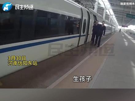 90后女子高铁车厢里突然分娩,高铁工作人员用床单大衣搭建临时产房,幸遇正候车的妇产科医护人员冲上去救治,最终母子平安!#河南dou知道 #媒体精选计划 #正能量