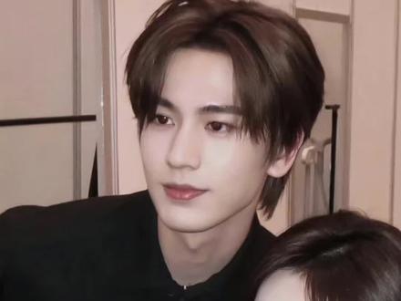 真的很像偶遇前任吧#微博之夜 #白鹿 #张凌赫 #娱乐明星资讯 @抖音小助手