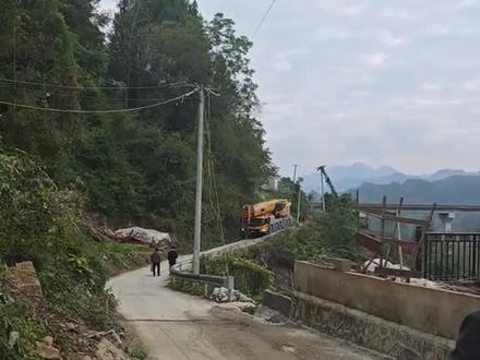 看一看 整个吊装木房子的视频