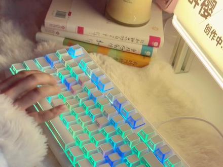 有些键盘看起来平平无奇,一亮灯就绝了。
#前行者X98 #闭眼入前行者 #游戏外设 #键盘 #机械键盘