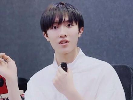 我说我一个招式干你一百次 可没说我只有一招#苏新皓 #新音 #tf家族 #苏新皓蓝发造型#谁懂苏新皓空翻这一下