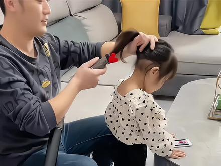 过年不要再给女儿这扎扎马尾辫了,光秃秃的不好看,赶紧试试这样扎,简单喜庆又好看,走亲访友人见人夸!#新年发型 #过年发型 #发型分享 #扎发教程 #儿童编发