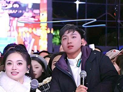 阿朱遵义山歌大舞台, 现场请神秘嘉宾来和@兰琪绪⁷⁹⁰ 高手对唱,大家猜猜是谁?@阿朱💋3号大型年货节,遵义站 #生活服务中心 #云南山歌 #山歌 #演出不戒断