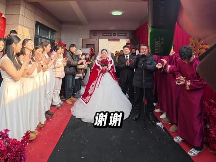 现场突发 从容化解 临危不乱 轻松开场
好的主持 不止会说 更会“控场”#管家式主持人立新 #河南婚礼主持#郑州婚礼主持人#婚礼主持人立新#主持人立新