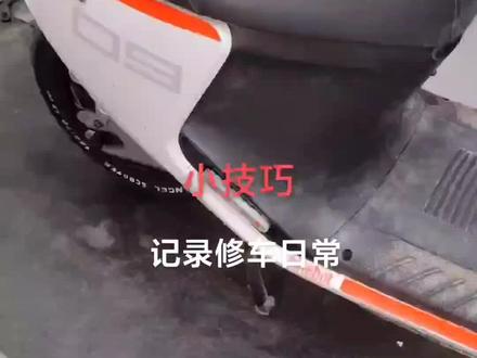 九号电动E系列电池仓盖板打开小技巧