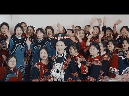 彝族婚礼 婚礼当天,男方会派人去接新娘。接新娘时,要经过女方家门口和村口两道关卡,女方亲友会用水桶、水壶等工具向男方迎亲队伍泼水,表示祝福和欢迎,同时也是对男方勇气和耐力的 考验,
敬酒歌彝族儿女酷爱唱歌,在热闹的接亲仪式过后,大家都会聚在一起唱歌喝酒,在欢乐的氛围下,一首首动听的歌曲,一杯杯热情的美酒,展现了彝族人民的好客之情
到男方家 之后,会有一个交亲仪式
彝族嫁女,双方家族亲属都汇聚于此,大家相互认识,相互了解,在话事人的主持下,大家一同向新人传授彝家儿女传统美德和表达热情的祝福。#彝族婚礼泼水名场面族婚礼 #彝族婚礼 #婚礼纪实小视频 #威宁婚礼跟拍 #贵州婚礼跟拍