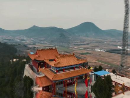 林州市河顺镇和安阳磊口交界处的林州一侧,河顺镇可乐山村之西,有一座松柏密布的小山,当地人叫七祖山,现在也称敖山。敖山之顶有一座七祖庙。
“七祖庙”,主殿堂内塑有七位神像,除了六位端坐神台以外,居然有一位神像老爷爷塑在门头上,据说有着一段精美的传说,也给山上蒙上一了层令人遐想、神秘的色彩!相传,自盘古开天地以来,南方的风水一直不太好,没出什么大人物,南蛮子心不甘,顺着“气脉”一路找来,一直找到“鳌山”,那是“七祖爷”的根据地。南蛮子看到我们这一带山川锦绣,人杰地灵,就一心想偷走七位老祖去南方安家,照应他们那里的风水。老祖们当然不想离开自己的故土,就在南蛮子准备偷盗之时,突然发现少了一位老祖。原来是“万法老祖”偷偷躲在庙门口上面的屋檐上。南蛮子找不到,只好放弃盗走“七祖爷”的念头。#遇见最美安阳2022 #旅行推荐官 #带你看风景 #愿所求皆所愿 #愿众生平安吉祥