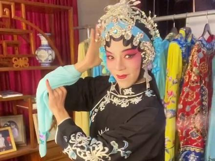 京剧小知识 快来了解一下#京剧 ##男旦 #鬓边不是海棠红 (十万粉丝福利给大家表演咬手帕怎么样?)