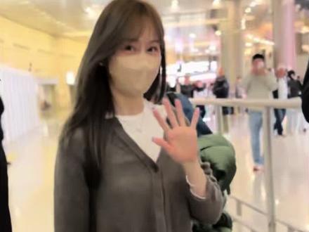 昨天4月3日,在南京禄口机场接心凌~上一次见她还是今年1月11日上海SUGAR HIGH演唱会上,时隔许久没见了,昨天和她打了招呼,一路默默跟在她身后,临时充当她的“保镖”陪她走到商务车那,上车前我们还互相比了心,那一刻又治愈又幸福。🌹
祝王心凌今晚淮安演出一切顺利,圆满成功💗#王心凌 #王心凌演唱会#接机现场