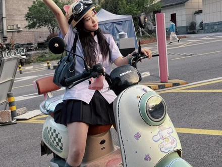 2025年12月1日电动自行车新国标新规开始执行!科普涨知识 #电动自行车新规 #电动自行车上牌 #电动自行车新国标 #电动自行车整治#电动自行车
作为超3亿人依赖的出行工具,电动自行车的安全标准备受关注。2025年9月1日,《电动自行车安全技术规范》(GB 17761—2024)正式实施,这项替代2018版标准的新规,从生产到使用全链条筑牢安全防线,同时更贴合民生需求。
新国标最突出的亮点是强化本质安全。针对高发的火灾隐患,标准明确塑料件总质量不超过整车质量的5.5%,并对弹性软垫、导线等非金属部件设定严格阻燃指标,能有效延缓火灾蔓延、减少有毒气体释放。电池和电机是安全核心,新规完善了电池组、控制器的防篡改设计,比如电池需“一车一池一码”,剪线、跳线等改装方式将失效,从技术上堵死非法改装漏洞。
骑行安全保障全面升级。车速仍维持25km/h上限,但新增“超速即断电”要求,配合电动机性能优化,彻底杜绝超速空间。制动距离大幅缩短,同时鼓励安装后视镜,进一步降低碰撞风险。值得关注的是,北斗定位成为标配,除个人非营运车辆可自主选择是否保留外,车辆都具备动态安全监测功能,电池超温、电压异常时能实时预警。
新规在民生需求上做出柔性调整。使用铅酸蓄电池的车型,整车质量上限从55kg提升至63kg,续航更长、性价比更高。曾引发争议的脚踏装置不再强制安装,企业可按需设计,既节约成本也丰富车型选择。此外,铭牌上必须标注建议使用年限,提醒消费者及时淘汰超期车辆。
消费者需留意过渡期安排:2025年11月30日前,旧标准车辆仍可销售;12月1日后,市场上只能买到新标车。已购旧车不会被强制淘汰,多地将推出以旧换新政策。选购时务必认准CCC认证标志,扫描合格证二维码或登录全国认证认可信息平台,即可核查真伪。
这项凝聚多方意见的新国标,通过“防火灾、防超速、防改装”的三重设计守护安全,又以重量放宽、配置灵活等调整贴近实用。认准新标、规范使用,才能让电动自行车真正成为安全便捷的出行伙伴。