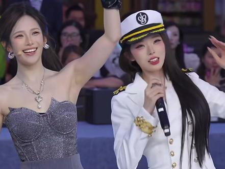 AI瑶瑶?AI龙妹?哪个是真的机器人??#龙浩天户外直播 #AI瑶瑶 #龙浩天妹妹 @Ai瑶瑶☀️(美妆版) @龙浩天🐲 (酉阳桃花源酉州古城直播) @龙悦🐰(龙浩天妹妹)