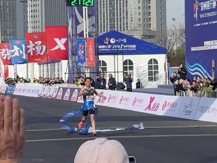 #2025郑州马拉松 20岁小将田虎取得郑州马拉松男子组第一名,成绩为02:17:28!