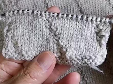 斜纹背心花型是9针下针2针上针。每2行移一次针。#纯手工编织 #纯手工编织毛衣#毛线