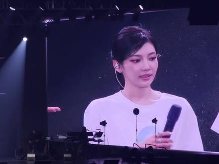 宁宁讲中文,谢谢宁宁,你也要健康快乐#宁艺卓 #aespa香港演唱会 #追星碎片 #大屏