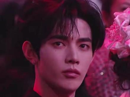 章昊和赖伟明不知道微博之夜的抢椅子大战是什么,他们只知道他们聊的八卦很曼妙#章昊 #赖伟明 #微博之夜 #骄阳似我