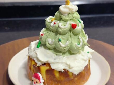 邪修酸奶草莓圣诞树巴斯克蛋糕,来啦~不用奶油,无需打发,酸奶也可以用来替代奶油抹面哦😄~好吃颜值还在线…巨简单的,一起做起来吧~#巴斯克 #圣诞树蛋糕 #酸奶巴斯克蛋糕 #真实生活分享计划 #抖音生活观察计划