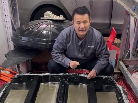进口特斯拉Tesla Model 3电池包长啥样?拆开看一下#特斯拉 #特斯拉model3 #电池 #新能源汽车 #Tesla