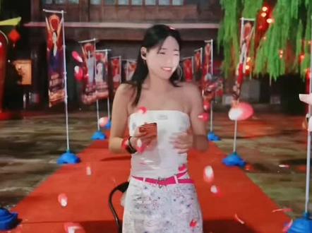 舒婷在玛莎四周年庆典上 @舒婷✨ ¹²⁰⁶ 8.1早上9:00见 @舒婷生活号✨ ¹²⁰⁶