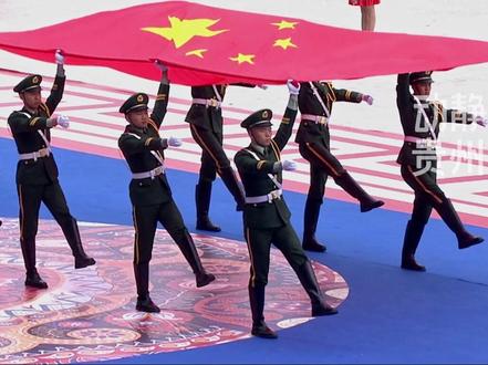 小编:每次看到五星红旗的时候都感动到热泪盈眶!#贵州省第十届少数民族传统体育运动会 #民族特色体育运动 #开幕式
