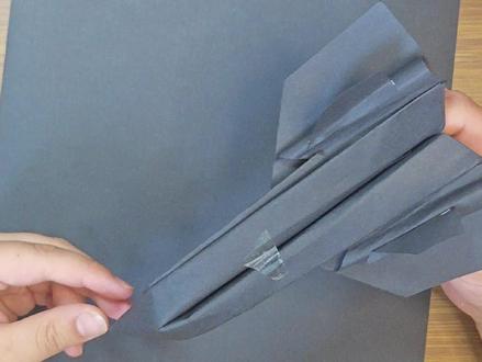 七岁小朋友教你折黑鸟侦察机#纸飞机 #折纸 #折纸战斗机