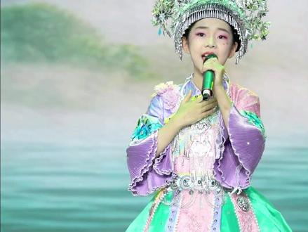 学员参加福州电视台少儿频道六一晚会录制现场,表演歌曲《登上苗岭唱苗歌》今日是美丽大方苗族小姑娘#少儿声乐 #爱唱歌的小女孩 #唱歌 #民族风 #民族服饰