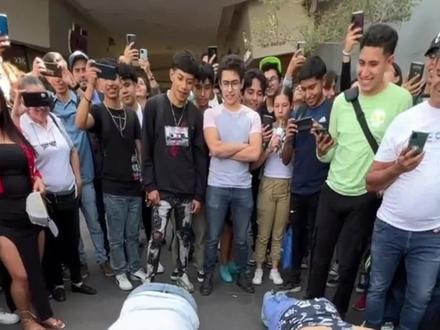 #街头挑战 #老外真会玩 街头挑战,俯卧撑比赛,没想到结局那么狗血!