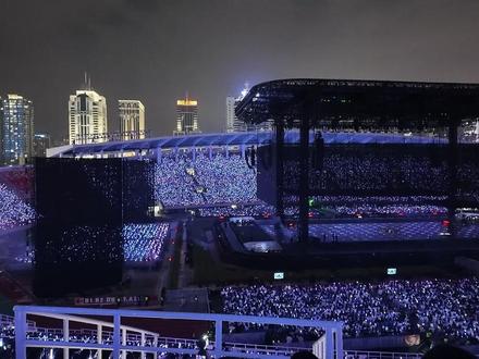 薛之谦万兽之王 首场演唱会 #薛之谦演唱会 他比任何都在乎万兽之王演唱会,都在乎舞台效果,所以有问题比任何人都忏愧伤心,领悟到该领悟的就好了,还没听过的朋友们一定见一次已经长出翅膀的执行官。