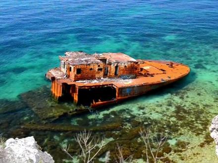 #看见音乐计划 #内容启发搜索 #内容启发搜索激励计划 #郑智化 #水手
郑智化的《水手》是华语乐坛最具影响力的励志歌曲之一,自1992年发行以来,激励了无数人面对困境时保持坚韧与希望。这首歌不仅在音乐风格上独树一帜,更在歌词内涵和社会影响上成为一代人的精神图腾。
《水手》的编曲由台湾著名音乐人陈志远操刀,以激昂的吉他和强有力的鼓点开场,营造出奋进的动力感。副歌部分的高亢旋律极具记忆点,尤其是“他说风雨中这点痛算什么”这一句,通过重复和递进的手法强化了励志主题。郑智化的嗓音略带沙哑,甚至带有“哭腔”式的表达,赋予歌曲更强的真实感和感染力。
歌曲以“苦涩的沙,吹痛脸庞的感觉”开篇,通过童年回忆(父亲的责骂、母亲的哭泣)勾勒出一个饱受挫折的成长经历。随着歌曲推进,视角从个人转向社会:“如今的我,生活就像在演戏,说着言不由衷的话,戴着伪善的面具”直指现代都市人的生存困境。“都市的柏油路太硬,踩不出足迹”则批判了工业化社会对个体精神的挤压。这种从个人到社会的递进,使《水手》超越了普通励志歌曲的范畴。
郑智化因小儿麻痹症双腿残疾,但他拄拐演唱的形象本身就成为“身残志坚”的象征。
1992年央视晚会上的演出,观众自发打拍子甚至落泪,证明了他的演唱不仅是音乐表达,更是一种精神震撼。
2001年,《水手》被收录进上海初中音乐教材,成为官方认可的教育素材。在民间,它成为无数人在低谷时的精神支柱,高三学子、创业者、抑郁症患者都从中汲取力量。有乐评人指出:“郑智化的歌鼓舞了我的青春,又撕扯着我的中年。”
有人认为《水手》是纯粹的励志歌曲,但也有人指出它暗含对现实的无奈:“擦干泪不要问为什么”暗示了社会问题的无解。郑智化本人拒绝“励志歌手”标签,认为自己的音乐更多是批判与反思。
《水手》的生命力源于两点:一是郑智化对个人苦难的真实表达,二是对社会现实的深刻洞察。它不回避痛苦,但更强调抗争;它批判现实,但始终怀抱希望。正如郑智化所说:“我只想做一个埋首创作的词曲作家,或是一个专心演唱的歌者。” 正是这种纯粹,让《水手》超越了时间限制,成为华语乐坛永恒的经典。