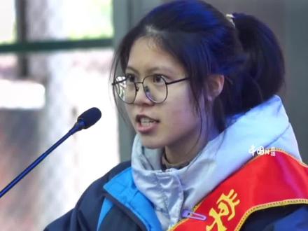 2月24日,湖南张家界。高考冲刺百日誓师大会,学霸女孩激情演讲燃爆全场:“没有人是生来的弱者,没有人是命定的草芥。”加油,少年!