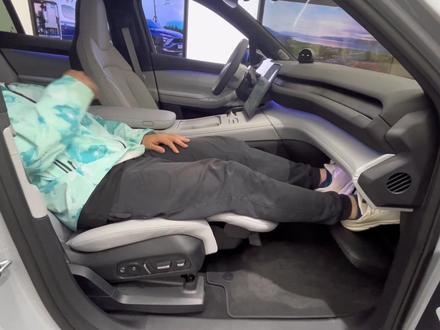 蔚来EC7零重力座椅,一起来感受下!午休💤感觉是个不错的选择。#蔚来 #蔚来EC7 #蔚来EC7零重力座椅 #EC7零重力座椅 #健身教练试驾新能源 @DOU+小助手