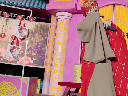 震惊🫢“美女”让御弟哥哥在台上跑了好几圈……#闫东 #御弟哥哥 #女儿国互动 #反串 #震惊