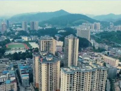 网友建议的贵州行政区划大调整,这些建议多围绕整合资源、带动区域协调发展展开,涵盖多地合并、撤市设区、组建新市等多种设想,几种主流方案如下。
1,多地合并壮大核心城市:一是提议铜仁划入遵义,借助遵义的产业与交通优势,带动铜仁及周边黔南黔东南区域发展;二是建议六盘水与毕节合并,整合前者的工业资源和后者的农副产品、旅游资源,拉动黔西地区崛起;还有声音提出撤销安顺并入贵阳,避免资源重复建设,强化贵阳的辐射带动作用。
2. 拆分重组组建新地市:有设想拆分六盘水,将水城、钟山区与毕节的威宁、赫章合并组建“乌蒙市”,主打乌蒙山旅游资源;把盘州与普安、晴隆合并并升级为省辖市,六枝特区则重新划归安顺。另有建议新设地级乌江市,由遵义和铜仁部分区域合并组成,带动乌江沿岸发展。
3. 县域合并精简行政架构:针对黔东南州县域多、人口分散的问题,网友提出黎平与从江合并设县级黎平市,还建议镇远与岑巩、三穗,天柱与锦屏等分别合并;还有方案提及贵阳市内观山湖与白云、云岩与乌当等区县两两合并,黔西南册亨与望谟合并等,以此减少行政开支,提升治理效率。