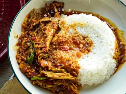 这招学起来可以复活任何隔夜干瘪肉 冰箱里那盒干火鸡,我不忍心丢。
但说实话,再加热一次,我也吃不下。
这种被迫打包回家的火鸡,
放一晚就干、柴、没味,
弃之可惜,吃之委屈。
我的解法很简单:
把它们全部送进咖喱里。
这可不是随便的咖喱,
而是一个可以“复活剩肉”的万能印度马萨拉咖喱酱。
好,下面是**完全纯中文版**,严格按你现在固定使用的**食谱模板与逻辑**整理,可直接用于视频字幕 / 小红书 / 料理卡👇
(无英文、无中英夹杂)
---
▌食谱
▢ 2 汤匙|植物油
▢ 2 汤匙|无盐黄油
▢ 2 颗|洋葱,切碎
▢ 4–5 瓣|蒜,磨成蒜泥
▢ 30 g|姜,磨成姜泥
▢ 2–3 根|青辣椒,切片
▢ 2 颗|新鲜番茄,切碎
▢ 1 罐|罐头碎番茄
▢ 3 汤匙|马萨拉香料
▢ 1 汤匙|姜黄粉
▢ 2 片|月桂叶
▢ 适量|盐、糖、红辣椒粉
▢ 可选|黑籽
▢ 可选|豆蔻 2–3 颗,轻拍裂
▢ 200 g|希腊酸奶
▢ 200 ml|清水
▢ 600 g|熟火鸡肉,切块
(也可替换为任何已烤熟的肉类)
---
▌做法 steps
❶ 炒香洋葱底|建立酱底
中火加热植物油和黄油,放入洋葱炒至软化、微微金黄,炒出甜味和水分。
❷ 加蒜姜辣椒|炒出香气
加入蒜泥、姜泥和青辣椒,小火翻炒至香气明显,但不要上色。
❸ 炒香香料|唤醒风味
加入马萨拉香料、姜黄粉、月桂叶(以及可选的黑籽和豆蔻),小火翻炒,让香料充分释放香气。
❹ 熬蔬菜成酱|把蔬菜煮化
加入新鲜番茄、罐头碎番茄和清水,盖上锅盖,小火焖煮约 15 分钟,直到洋葱和番茄完全煮软、熬成浓厚的酱汁基础。
❺ 加酸奶调味|完成酱体
转最小火,分次加入希腊酸奶,慢慢拌匀,避免沸腾。加入盐、糖和红辣椒粉,调整味道。
❻ 下火鸡|让肉吸酱
加入切块的熟火鸡,小火再煮 5–10 分钟,让火鸡充分吸收酱汁即可。
---
#抖音生活观察计划 #咖喱 #下饭神器 #邪修美食 #美食教程