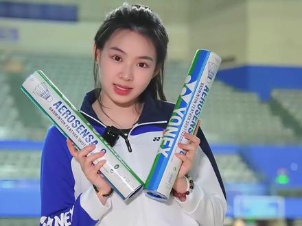 到底应该买#尤尼克斯 什么球送给我的搭档呢?#羽毛球 #打羽毛球女生 @DOU+小助手