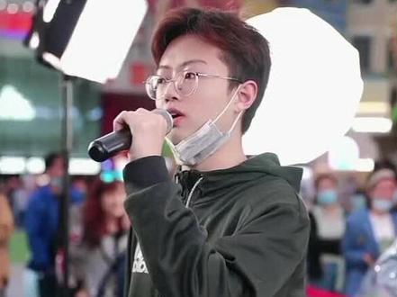 下班后和儿子在弘阳广场偶遇网红歌手张澈汐 #一起互动直播嗨歌
#现场演唱 #户外唱歌